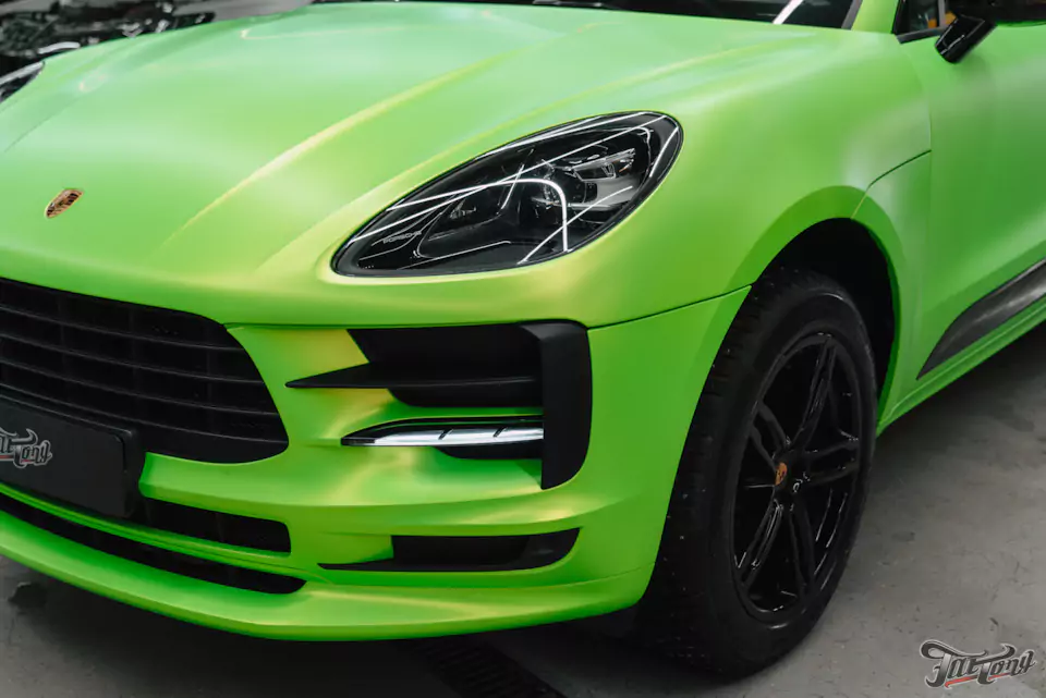 Оклеили Porsche Macan ярко-салатовым винилом и забронировали матовым полиуретаном, окрасили диски в черный глянец, установили ремни безопасности в цвет пленки (напечатали цвет!)